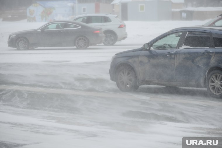 Мокрый снег и метель доставят неудобств тюменским водителям