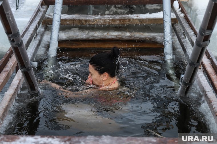 МЧС РФ предупреждает, что купание в ледяной воде раз в год может быть стрессом для организма