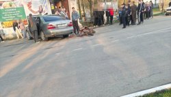 Молодой мотогонщик, управляя питбайком, не справился с управлением