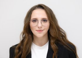 Главреда URA.RU Диану Козлову увезли на допрос, работа агентства снова парализована
