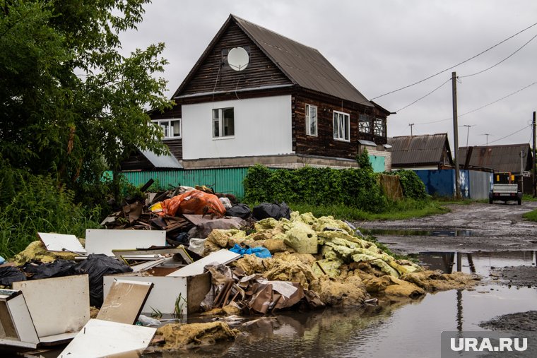 Дом расположен за Кировском мостов в Кургане, почти месяц в нем была вода