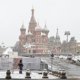 Москву засыпало снегом, жителям прислали экстренное предупреждение. Фоторепортаж