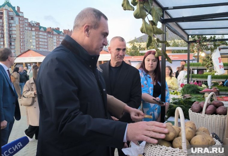 Губернатора ХМАО Руслана Кухарука на ярмарке заинтересовал картофель из Тундрино