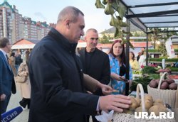 Губернатора ХМАО Руслана Кухарука на ярмарке заинтересовал картофель из Тундрино