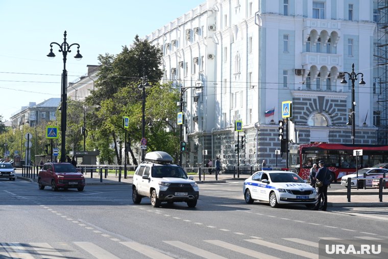 Возле здания также были и наряды ДПС