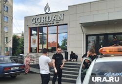 Сейчас полицейские проводят на месте ЧП следственные действия