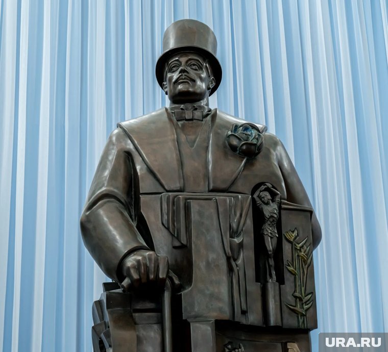 Чтобы установить памятник, пришлось разобрать крышу гимназии