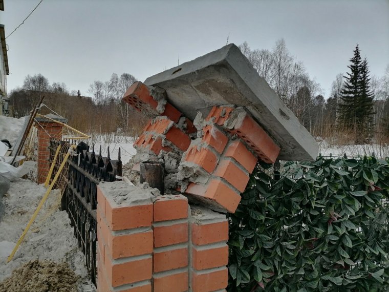 Часть ограды разрушена