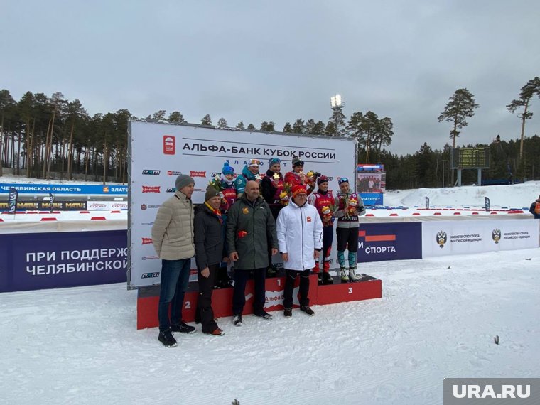 Победителей гонки преследования чествовали полпред в УрФО Артем Жога и губернатор Челябинской области Алексей Текслер