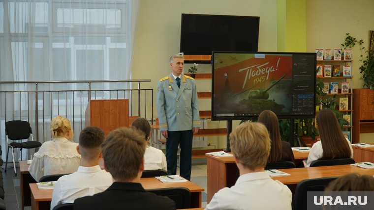 Алексей Фролов провел для учеников первый тематический урок