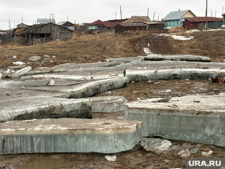 Вот такие огромные льдины лежат на дороге 