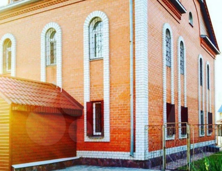 Кирпичный особняк построен основательно