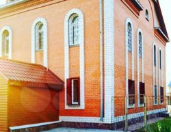 Кирпичный особняк построен основательно