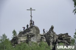 Ранее на горе стоял деревянный крест