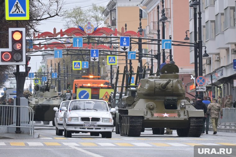 Пермяки и гости столицы наблюдают парад войск Пермского гарнизона и военную технику