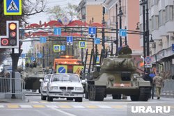Пермяки и гости столицы наблюдают парад войск Пермского гарнизона и военную технику