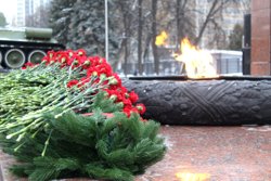 Церемония возложения прошла у мемориала Уральскому добровольческому танковому корпусу в Перми
