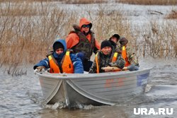 В курганском селе Усть-Уйское река поднялась и затопила дорогу (архивное фото)