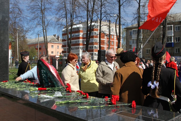 Горожане тоже пришли на праздник с цветами