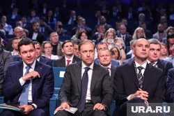 Денис Паслер (справа) поблагодарил заводчан за высокие результаты