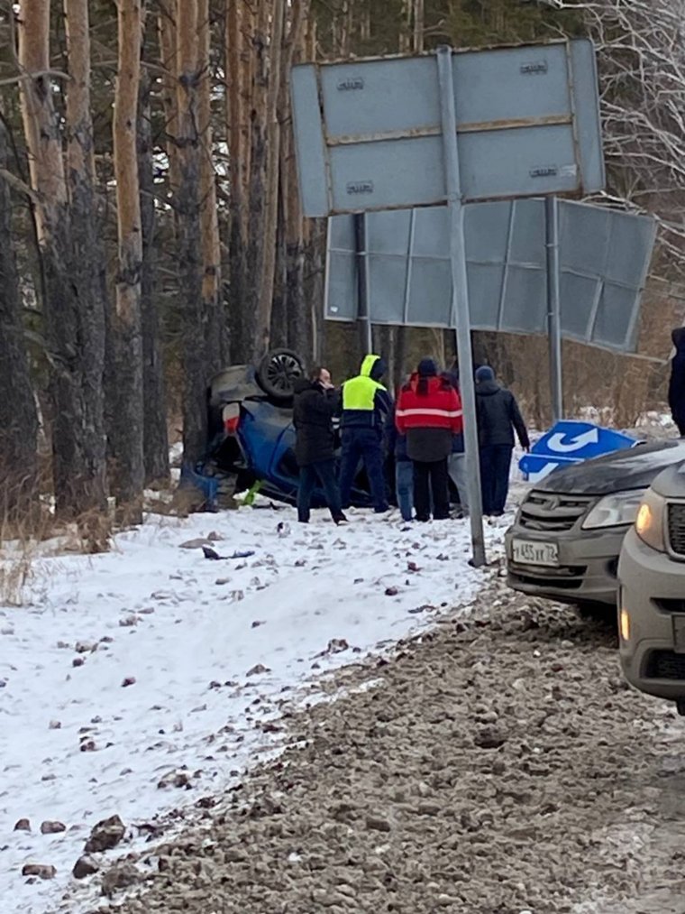 Автомобиль после ДТП перевернулся на крышу