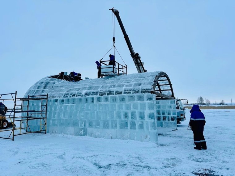 Ледяной храм возводят в Курганской области