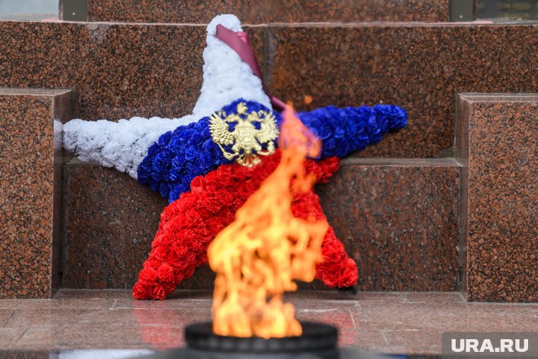 Огонь потушили, кидая в него цветы и венки