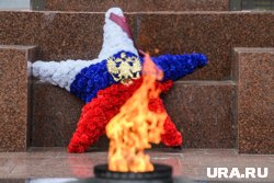Огонь потушили, кидая в него цветы и венки