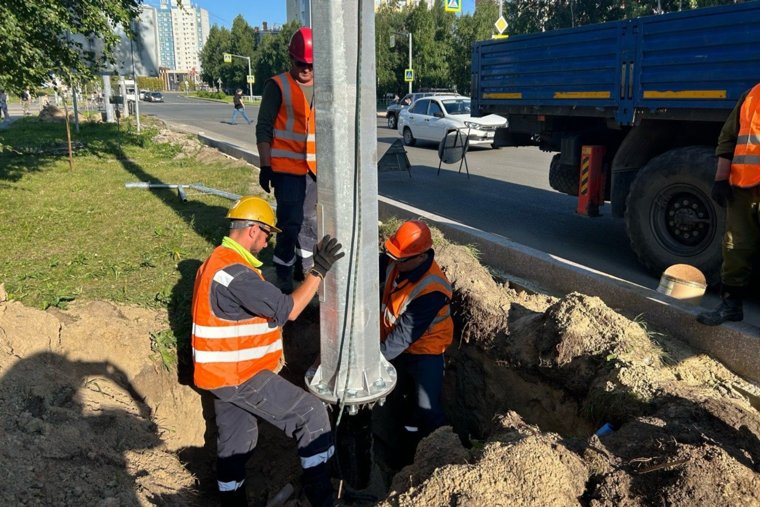 Всего до конца текущего года модернизация объектов систем наружного освещения планируется  на 18 улицах