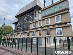 Фотографии новых лучших курганцев установили на доску почета