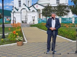Сенатор Сергей Муратов провел встречу с жителями рядом с храмом,в котором бывал император