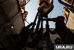 Буровой супервайзер координирует работу персонала буровой установки 