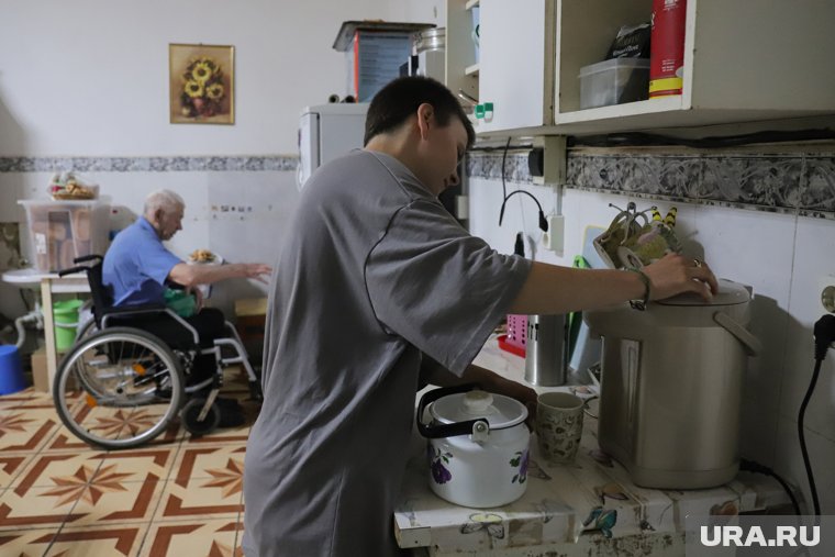 Лера любит помогать на кухне