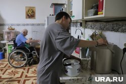 Лера любит помогать на кухне