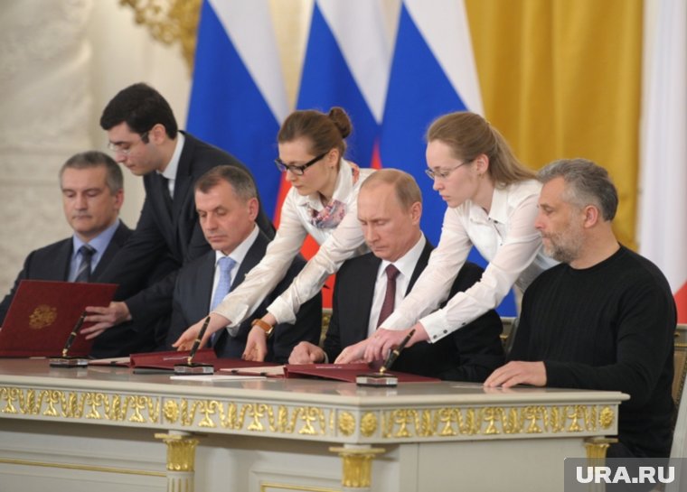 Владимир Путин в Кремле во время церемонии подписания договора между Российской Федерацией и Республикой Крым 2014 год