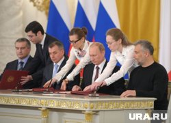 Владимир Путин в Кремле во время церемонии подписания договора между Российской Федерацией и Республикой Крым 2014 год