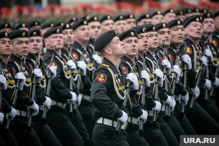 Солдаты морской пехоты передали свое боевое знамя Путину, президент его показал во премя прямой линии