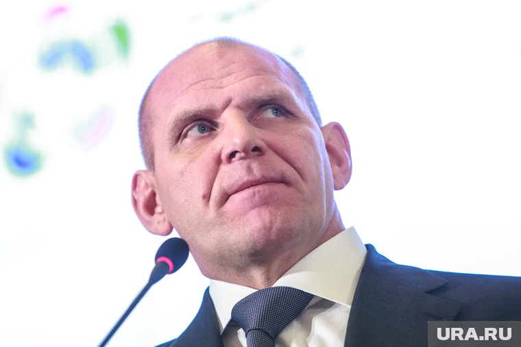 Александр Карелин прибыл в Курган на открытие турнира по пляжному самбо