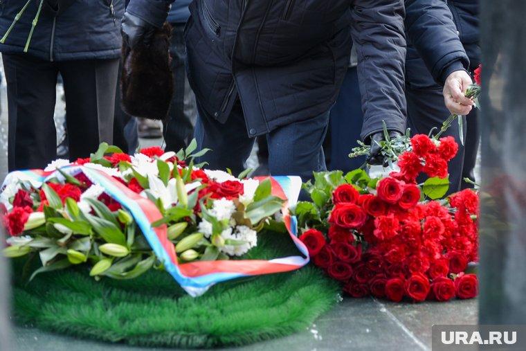 Ежегодно к монументу 9 мая возлагают цветы