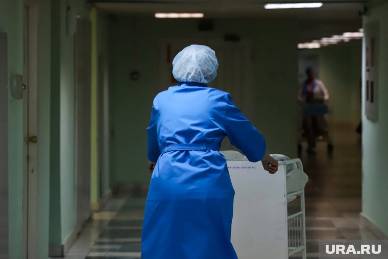 Медсестры судятся из-за зарплаты почти год, а теперь боятся, что будут уволены