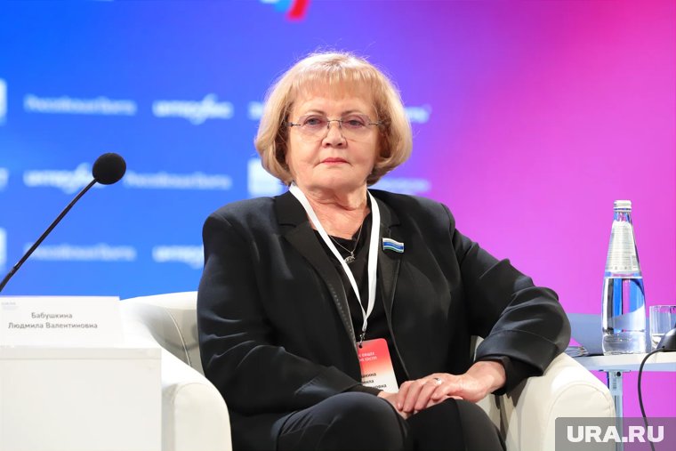 Людмила Бабушкина находится на промышленной выставке