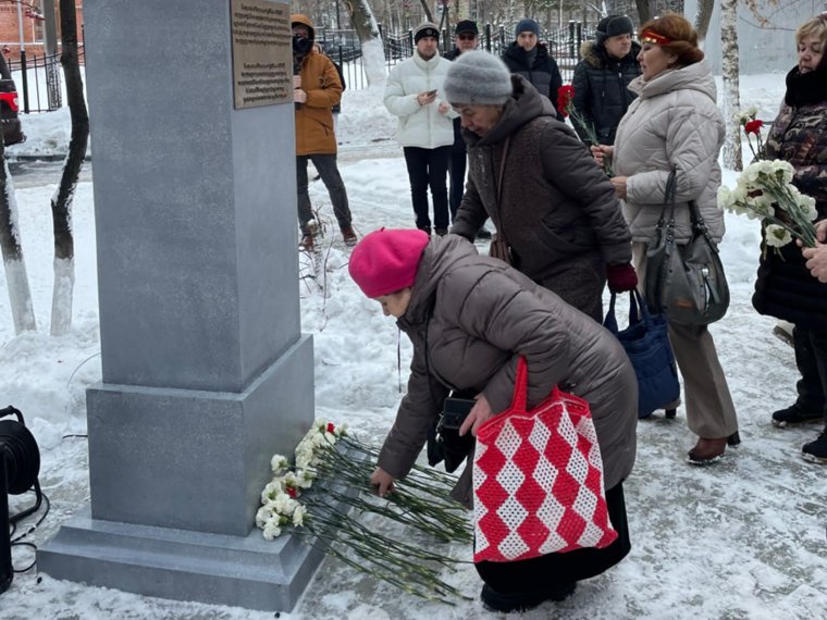 К памятнику возложили цветы