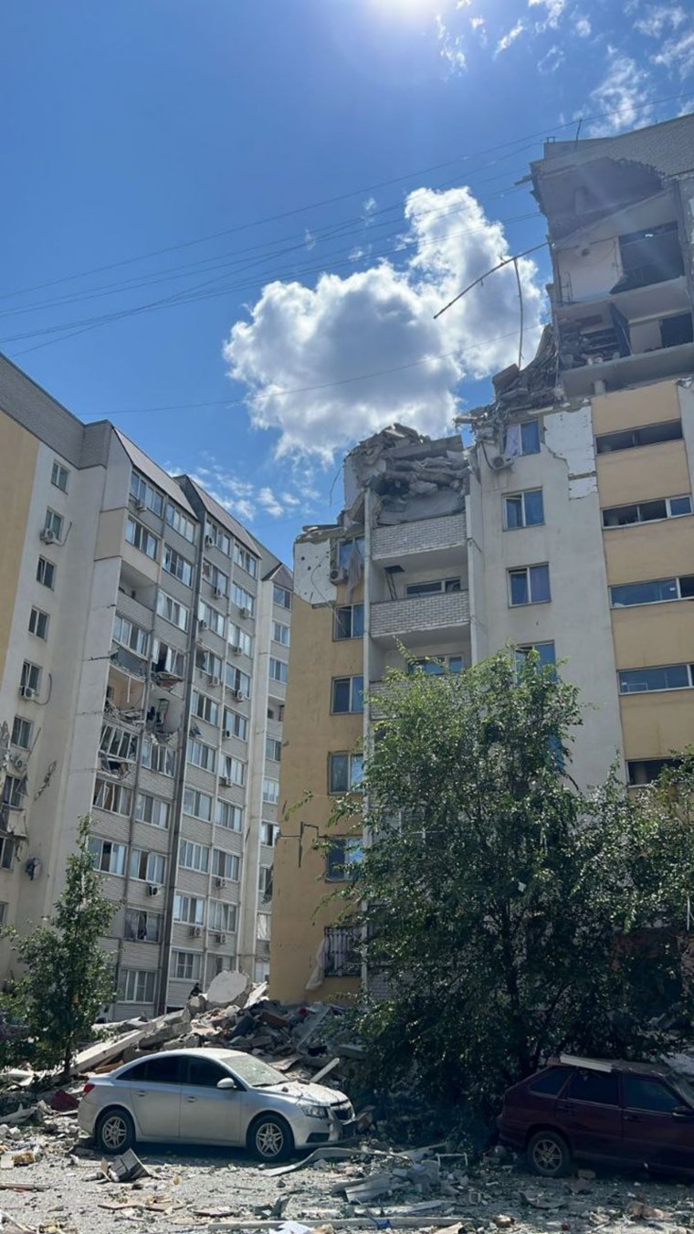 Поврежденный многоквартирный дом после хлопка газа