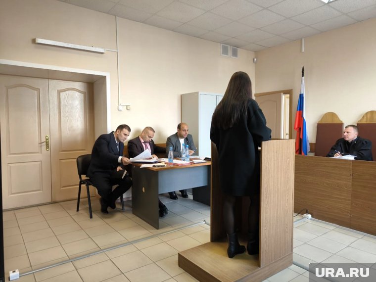 Следователь курганского СУ СК терпеливо отвечала на вопросы адвокатов