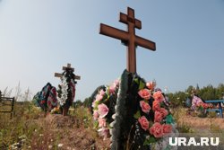 Повреждены кресты, венки и иные предметы ритуального назначения