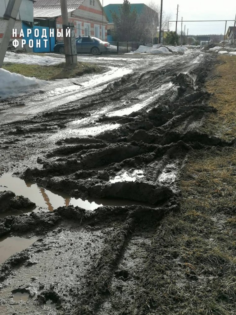 Вот по такой дороге вынуждены ходить и ездить жители поселка Калачево 