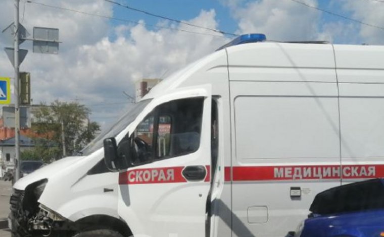 Машина скорой помощи получила повреждения