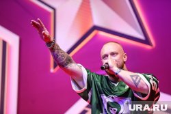 Леша Свик большую часть концерта пел на сцене