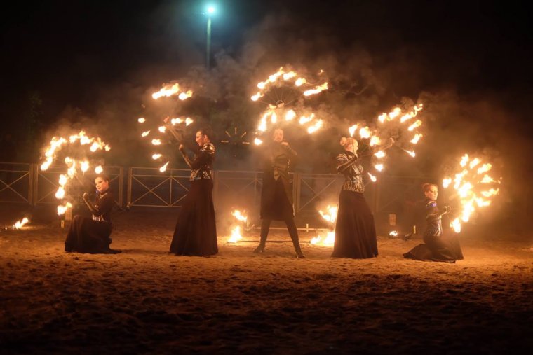 Перед гостями праздника выступила команда “Tandava show” с огненным шоу.