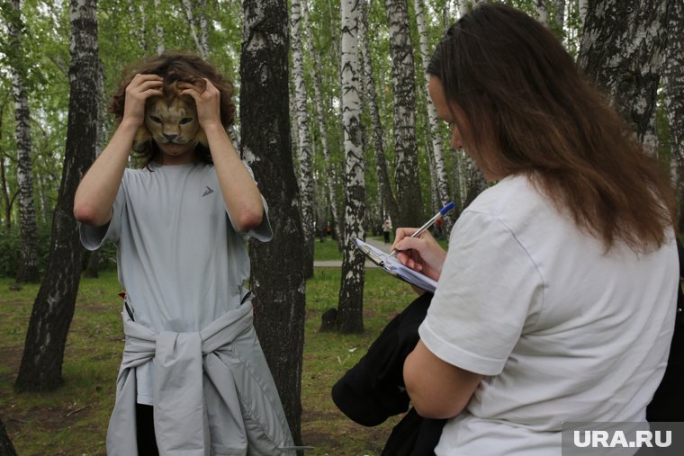 В тюменском сообществе квадроберов состоят более 100 детей. Куратором является 16-летний парень в маске льва. По его словам, он увлекается квадробингом около трех лет.